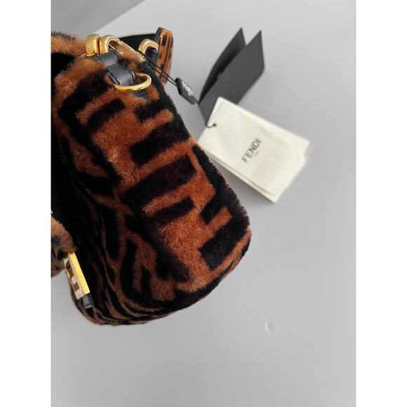 Fendi FF shearling baguette with FF velvet strap - Picture 9 of 11